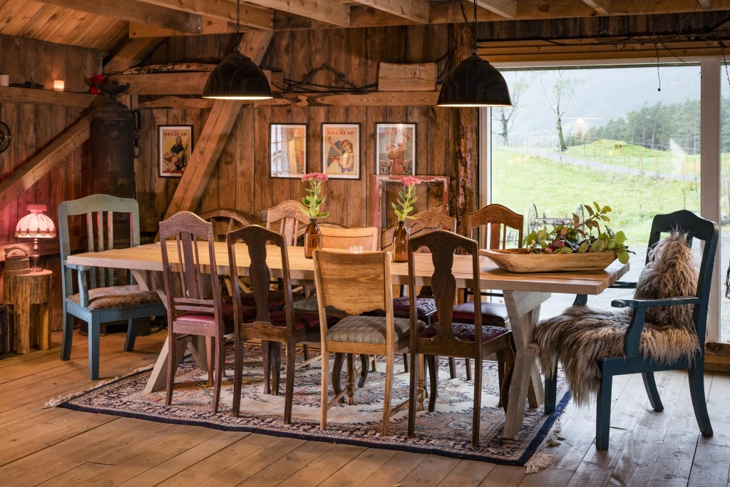 Interiøret i Gamle Låven med langbord og vintagemøbler